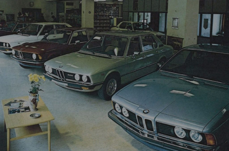 Historisk bilde av 3 BMW-biler